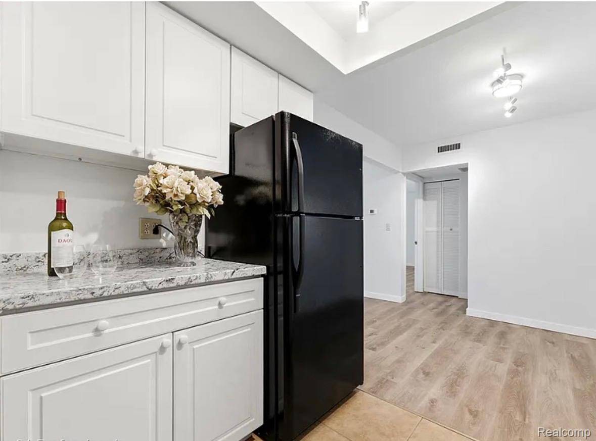 2375 Walton BLVD #8, Rochester Hills, MI 48309