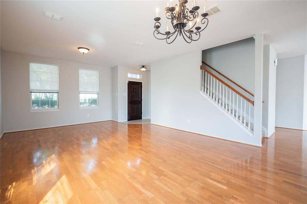 524 Zachum Drive, Arlington, TX 76002