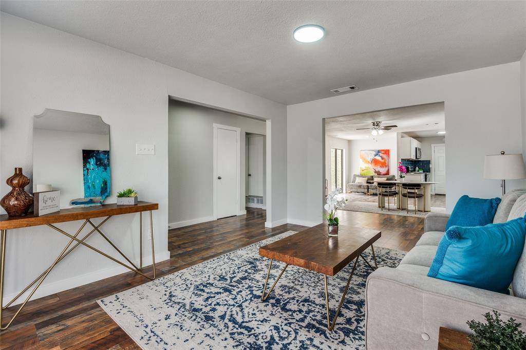 113 Brook Hollow Drive, Desoto, TX 75115