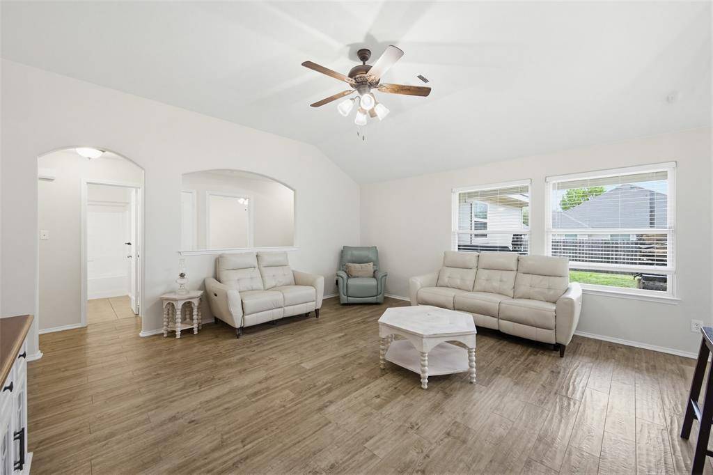 1525 Wickham Drive, Burleson, TX 76028