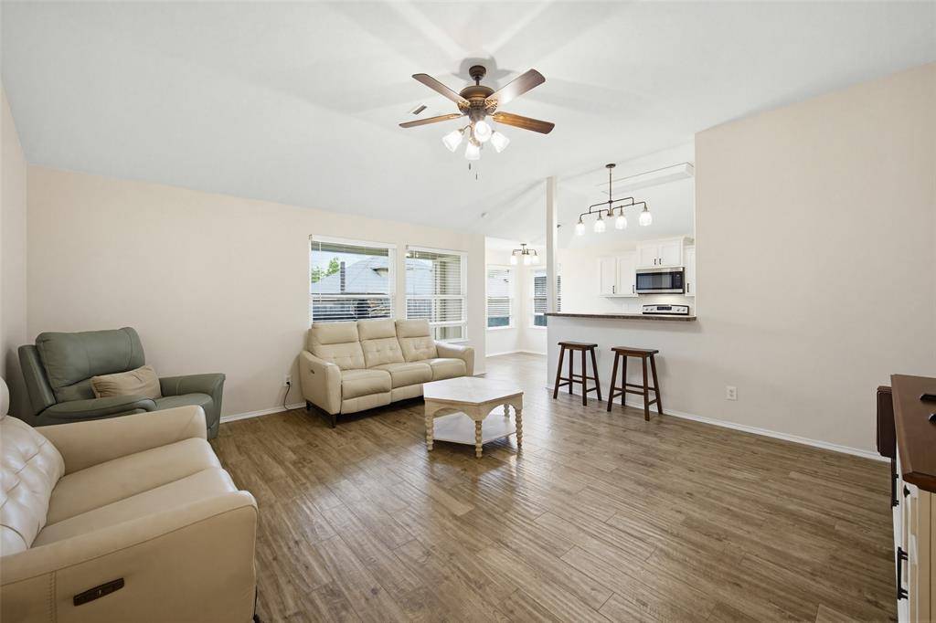 1525 Wickham Drive, Burleson, TX 76028