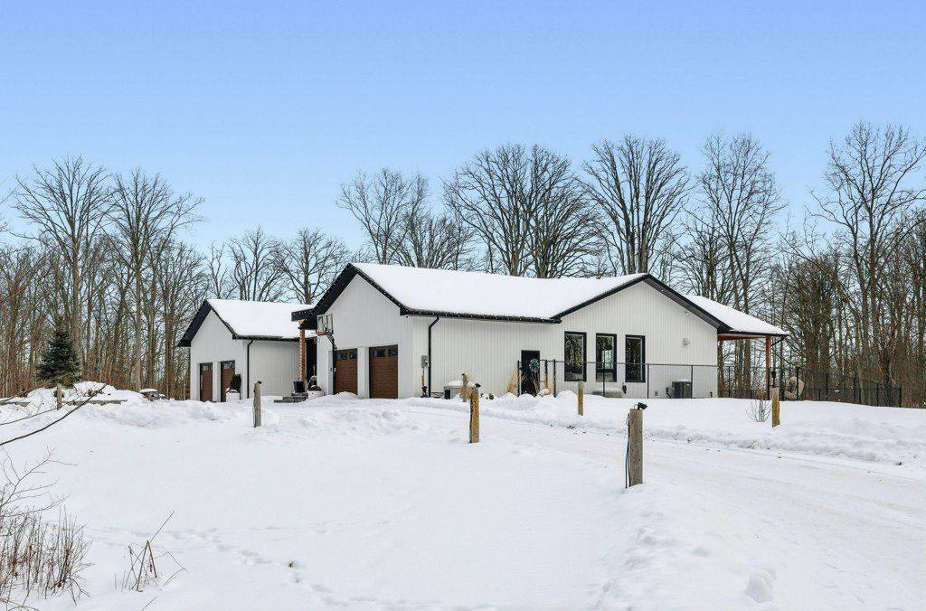 295 Allen RD, Grimsby, ON L3M 4E7