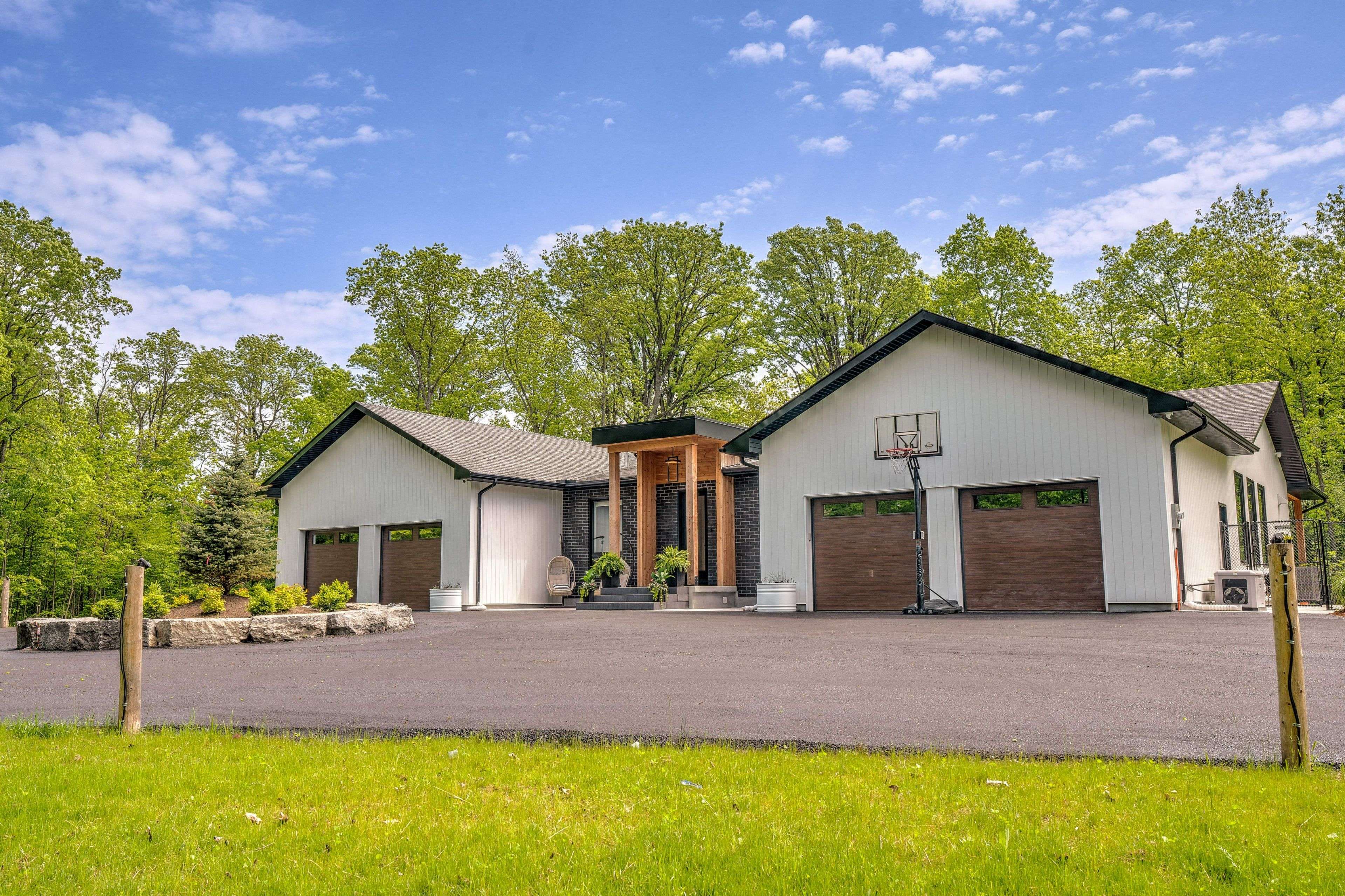 295 Allen RD, Grimsby, ON L3M 4E7