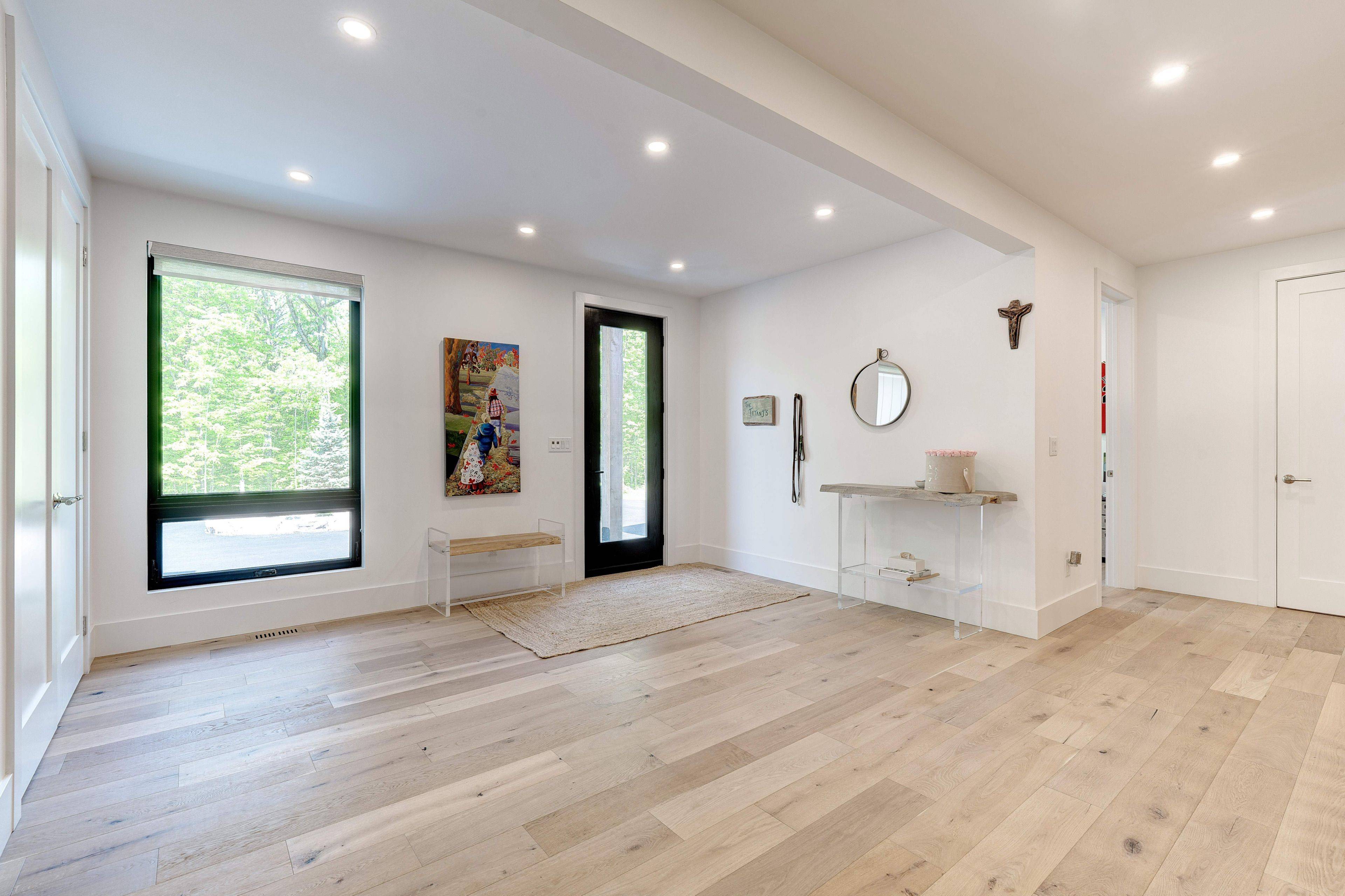 295 Allen RD, Grimsby, ON L3M 4E7