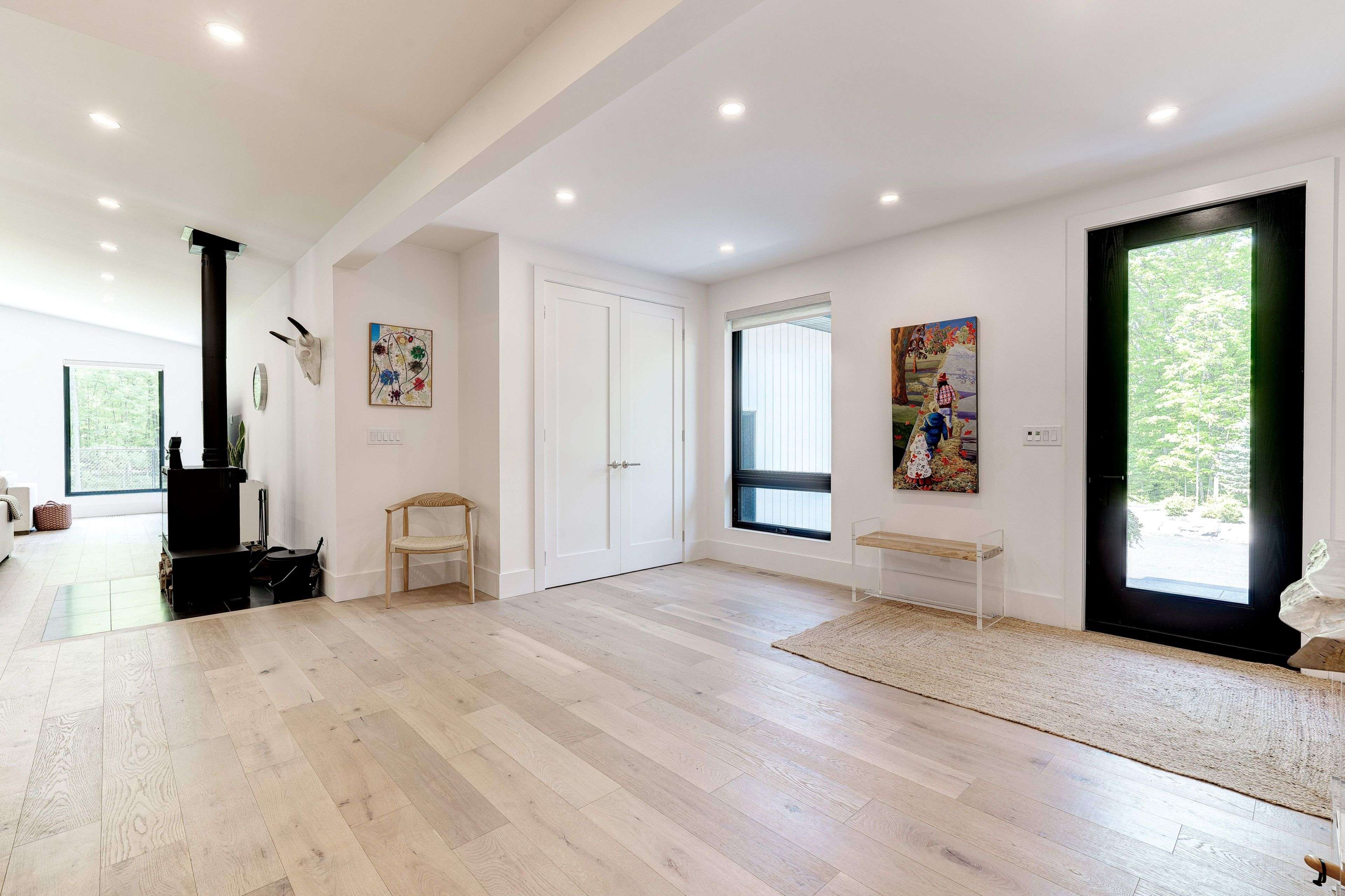 295 Allen RD, Grimsby, ON L3M 4E7