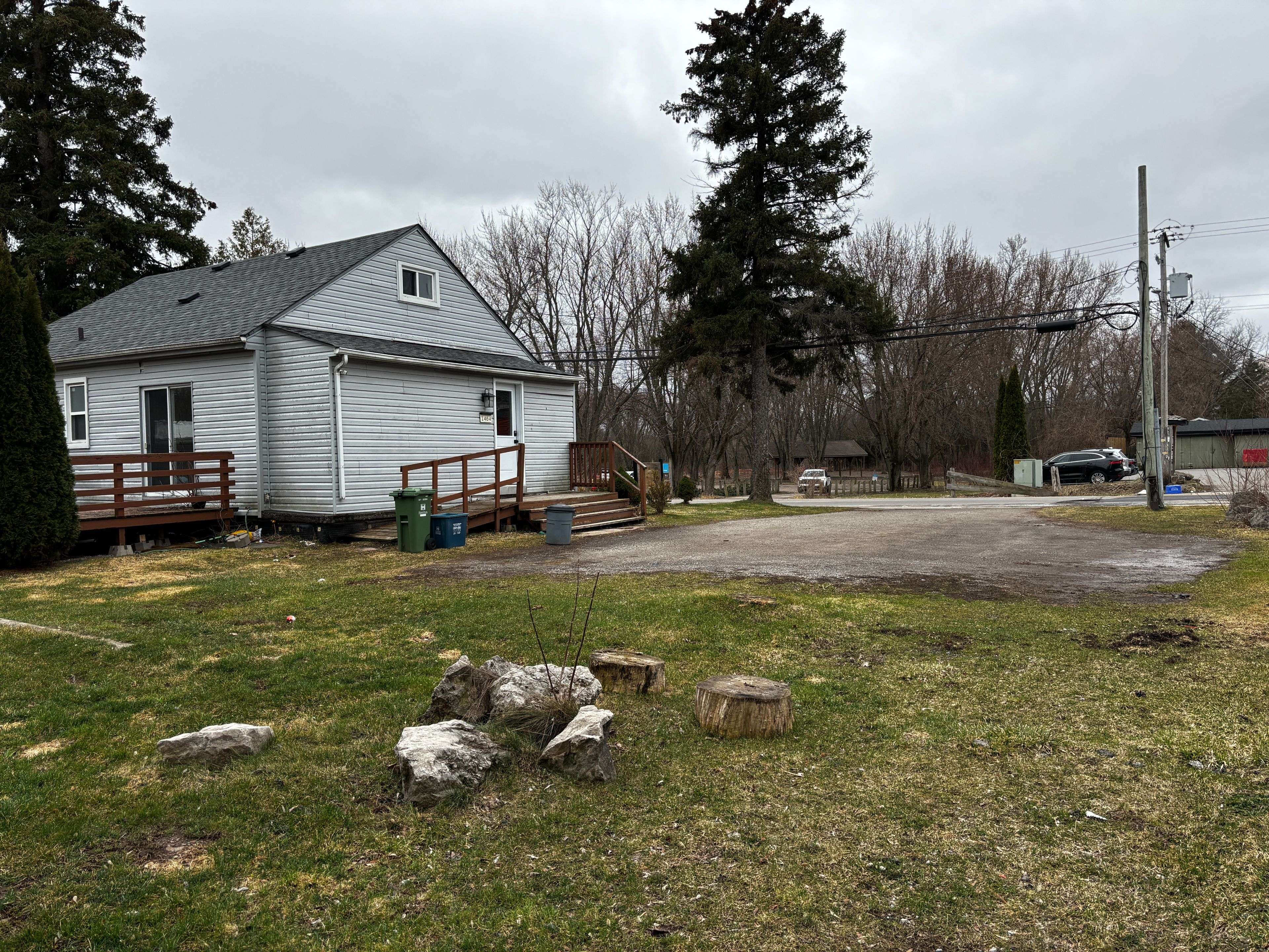 1464 Centre RD, Hamilton, ON L8N 2Z7