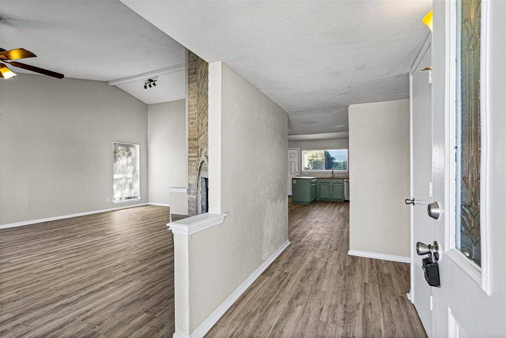 513 Beechwood Drive, Grand Prairie, TX 75052