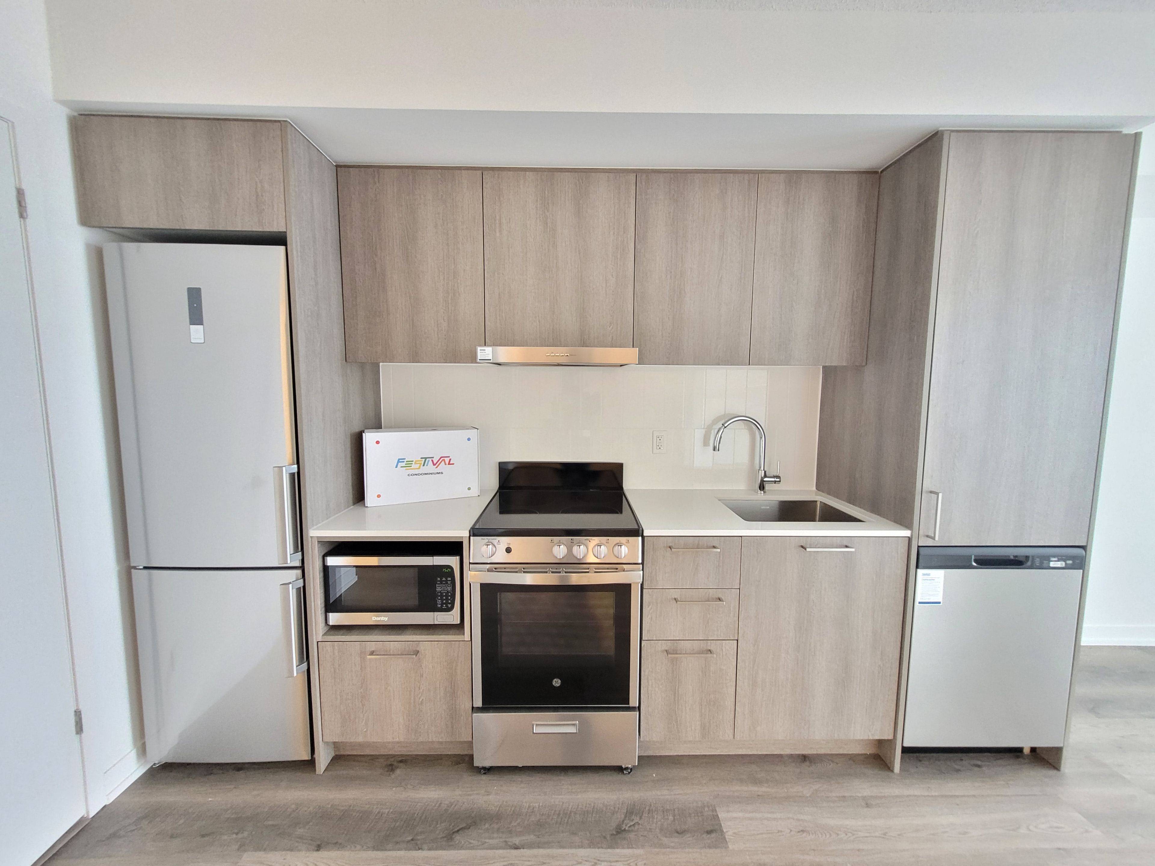 195 Commerce ST #2710, Vaughan, ON L4K 0P9