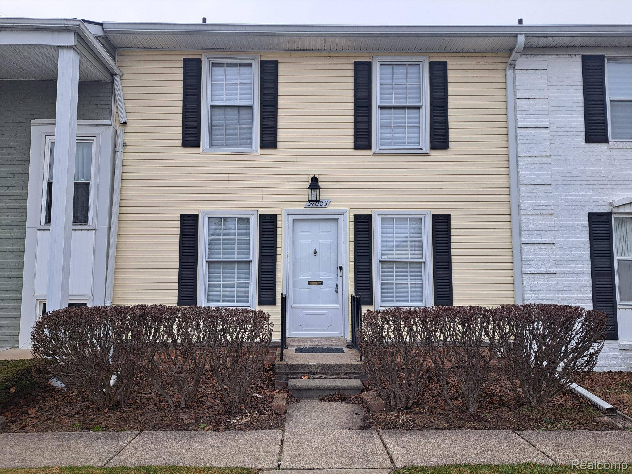 37025 Brynford DR, Clinton Charter Township, MI 48036