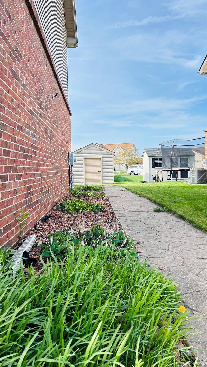 29490 Hunter St, Brownstown Charter Township, MI 48183