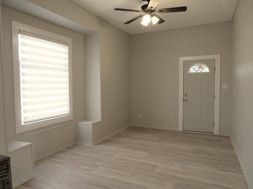 911 W Liveoak Street, Coleman, TX 76834