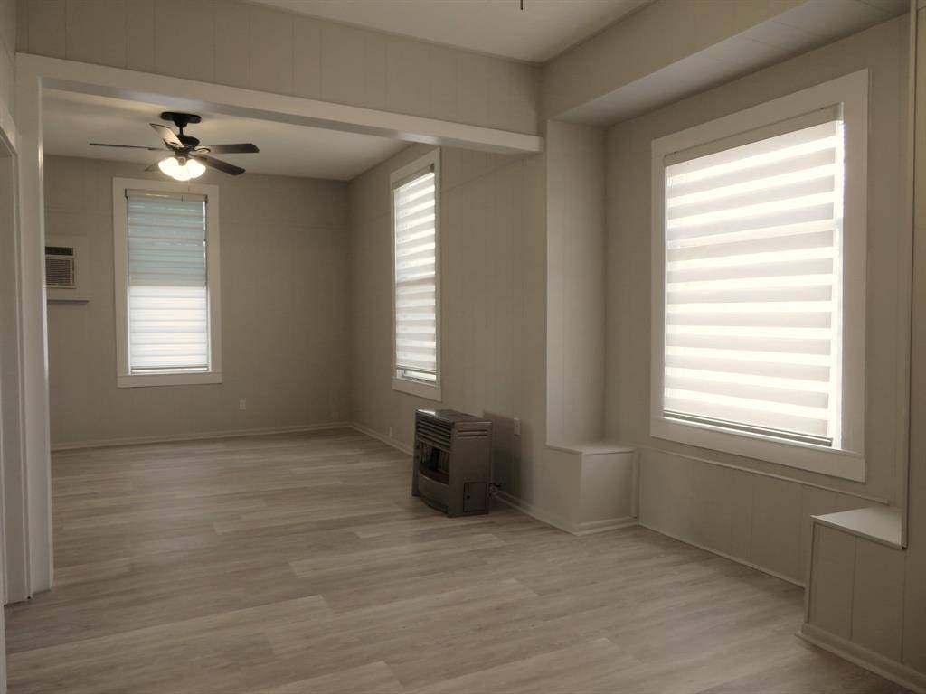 911 W Liveoak Street, Coleman, TX 76834