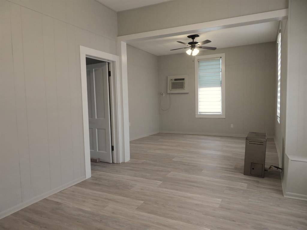 911 W Liveoak Street, Coleman, TX 76834