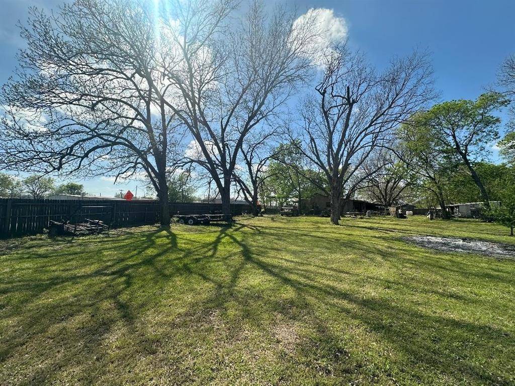 302 N Commercial Street, Bells, TX 75414