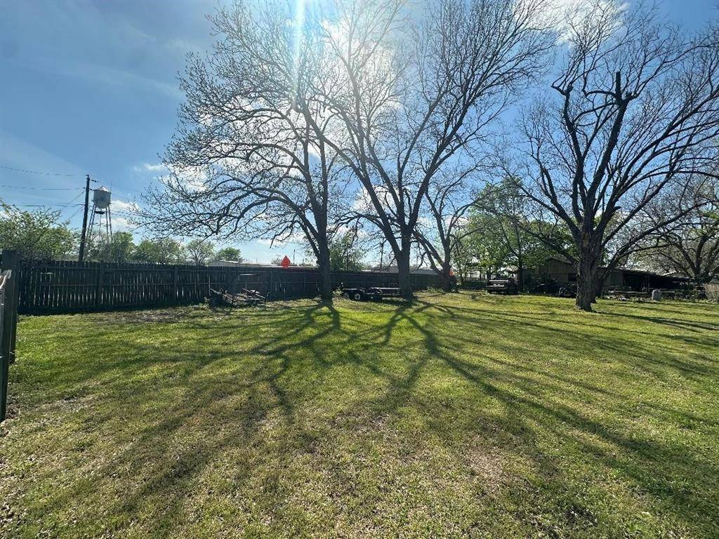 302 N Commercial Street, Bells, TX 75414