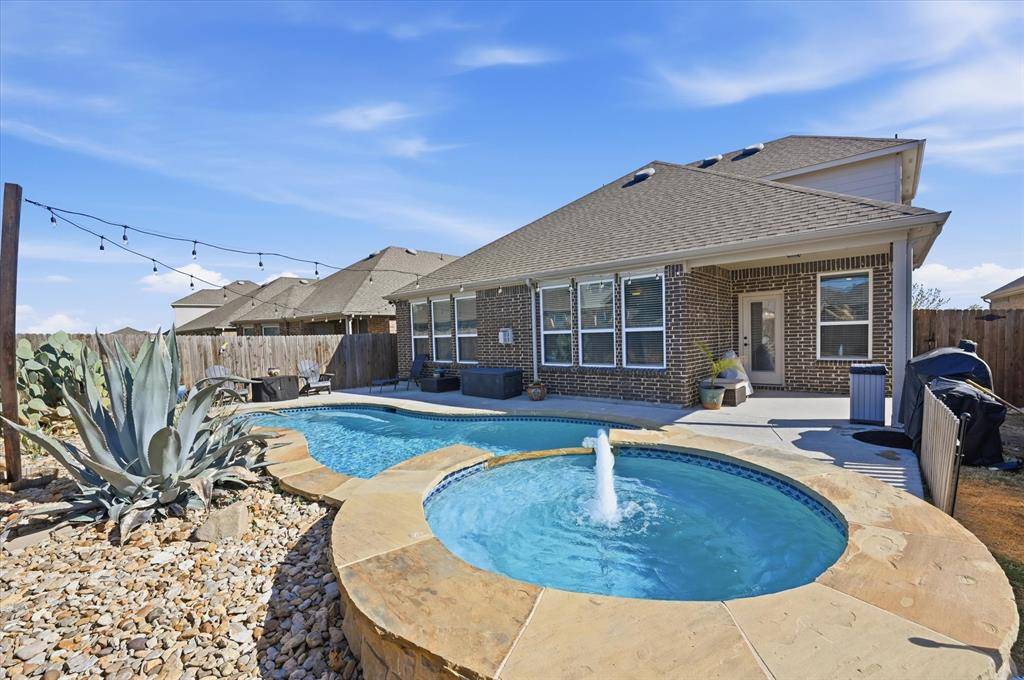 824 Pinnacle Ridge Road, Fort Worth, TX 76052