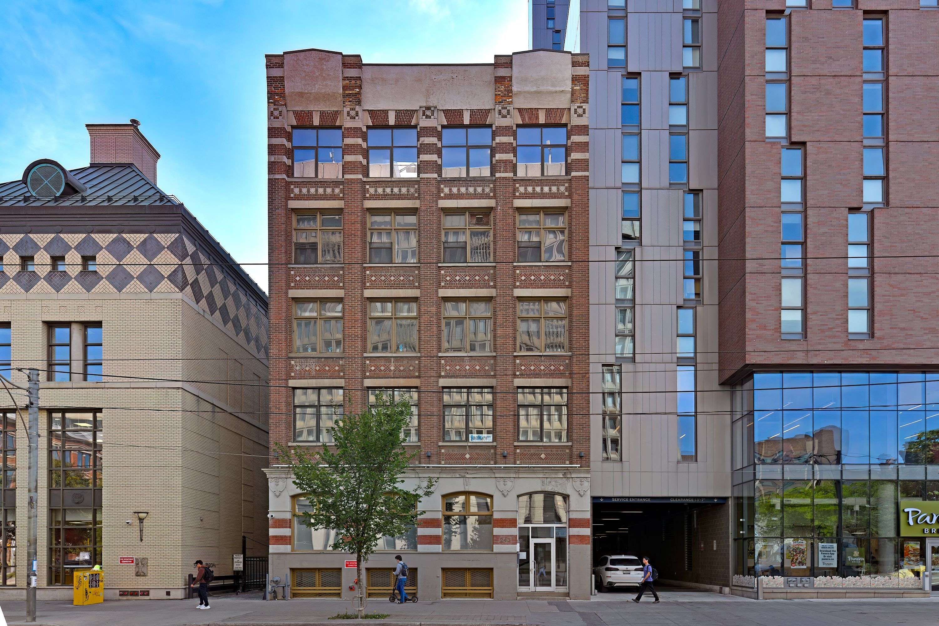 243 College ST, Toronto C01, ON M5T 1R5