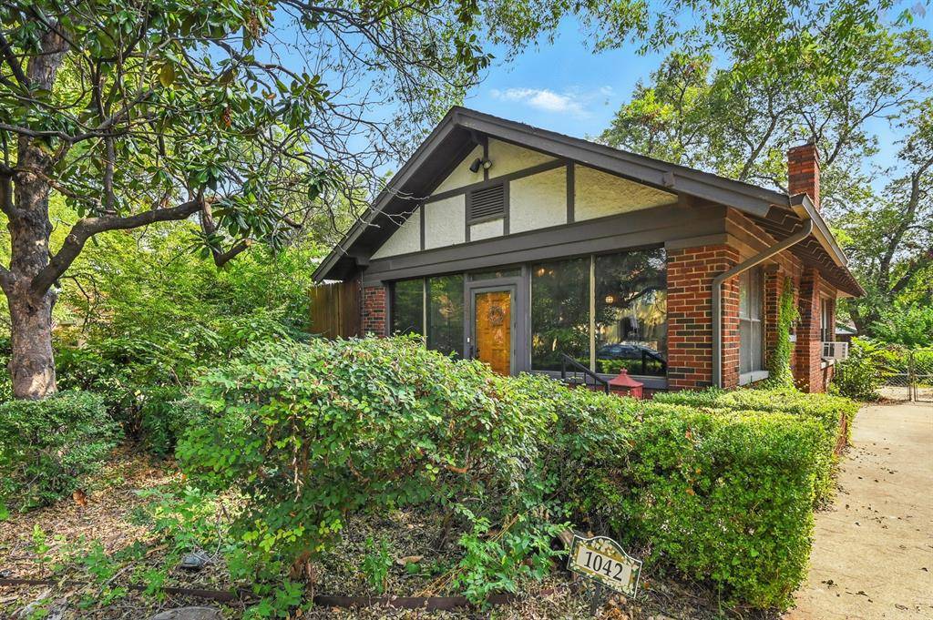 1042 N Clinton Avenue, Dallas, TX 75208
