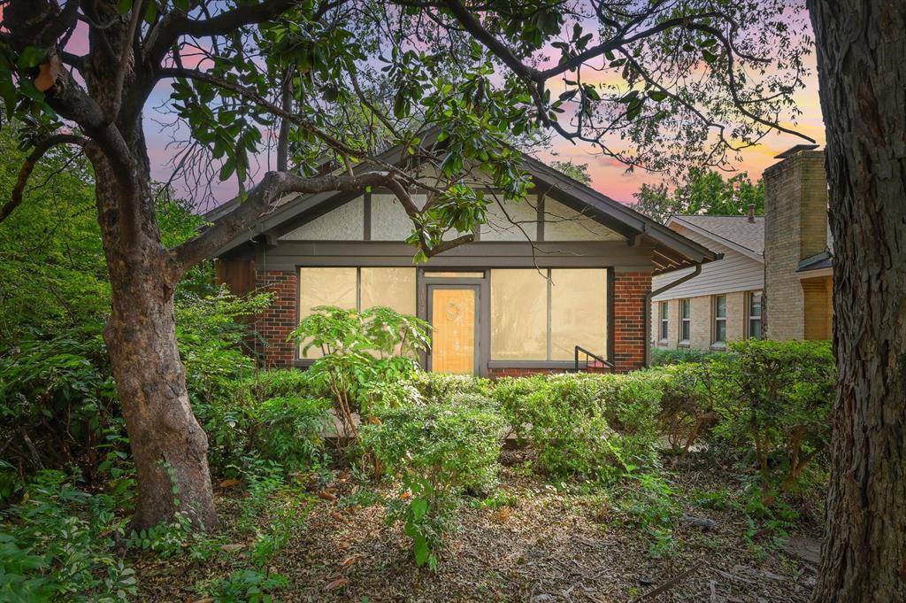 1042 N Clinton Avenue, Dallas, TX 75208