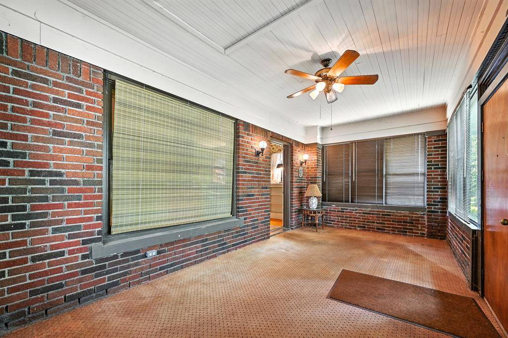 1042 N Clinton Avenue, Dallas, TX 75208