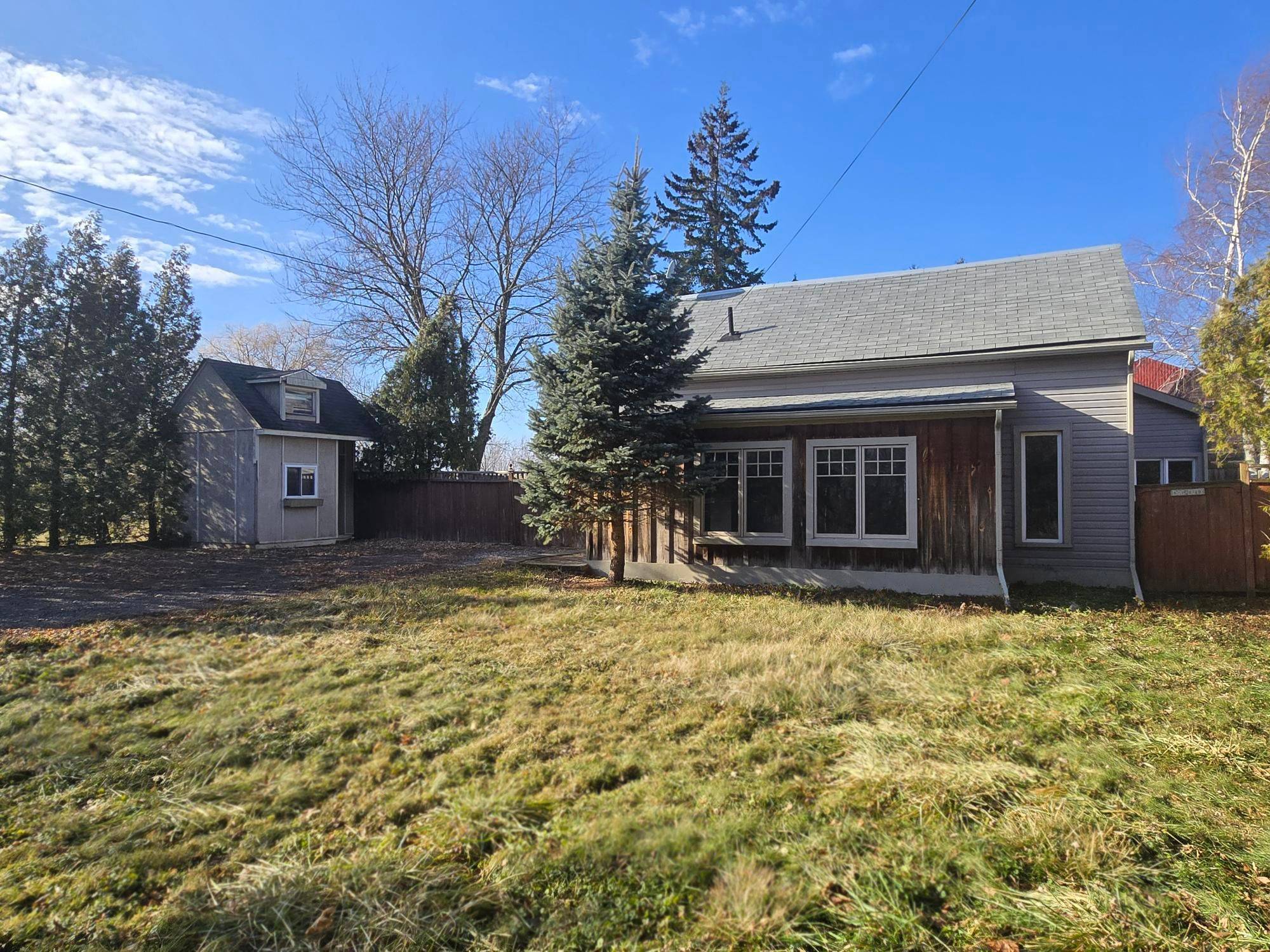 126 Mountain RD, Grimsby, ON L3M 4E7