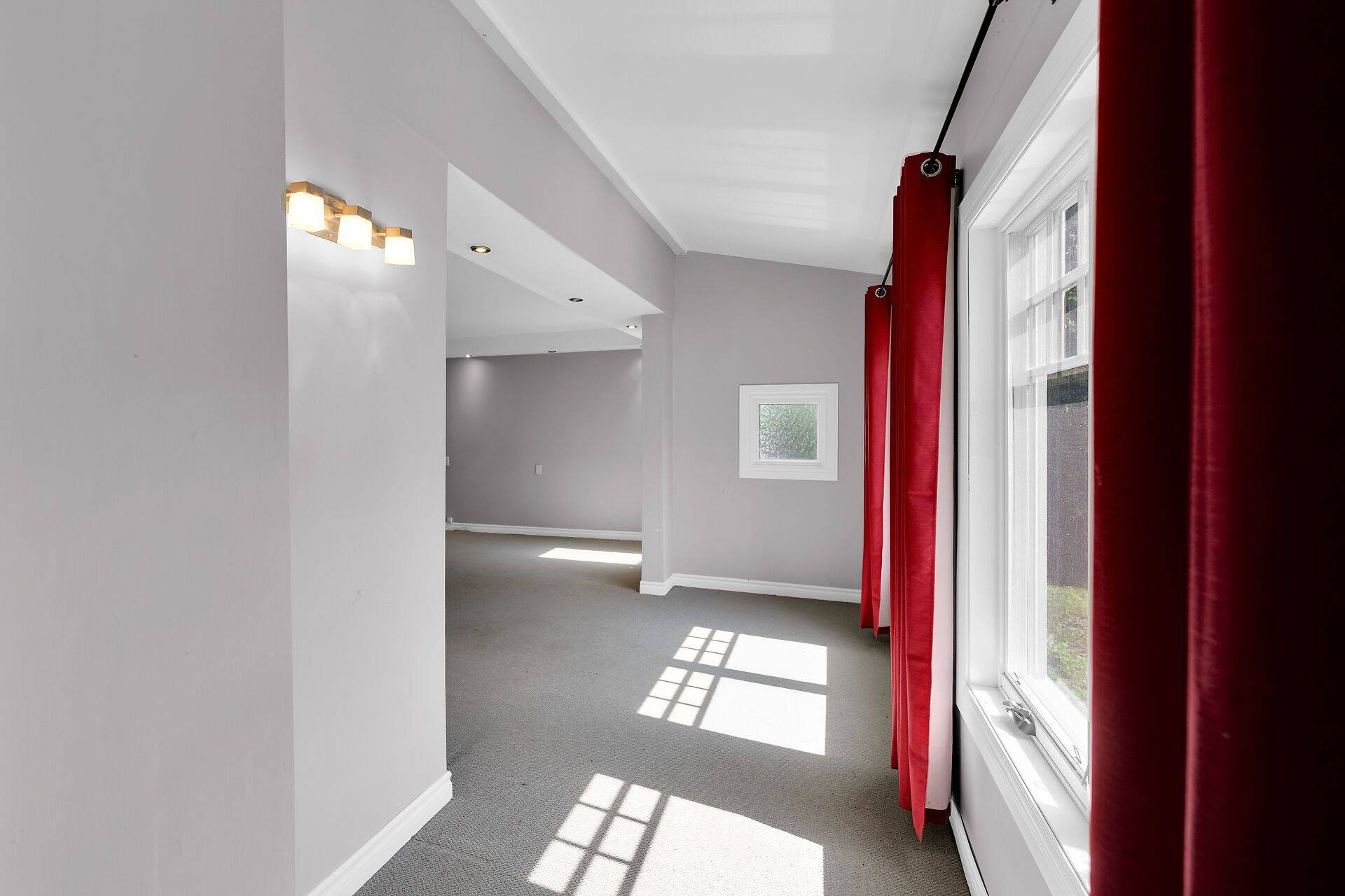 126 Mountain RD, Grimsby, ON L3M 4E7