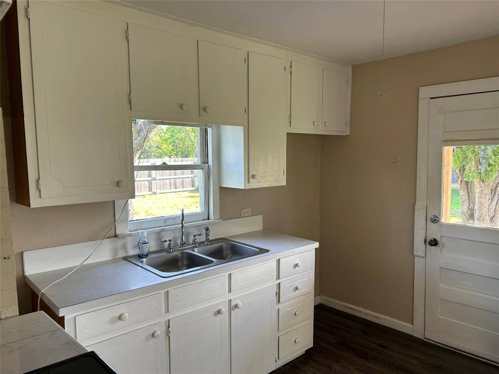 104 W Wilson Avenue, Whitney, TX 76692