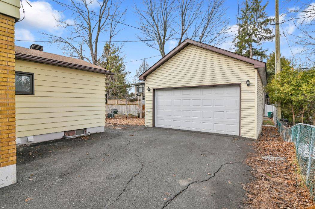 1206 Checkers RD, Belair Park - Copeland Park And Area, ON K2C 2S7