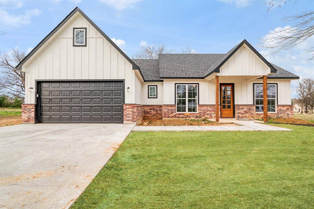 535 E Fairview St, Blossom, TX 75416