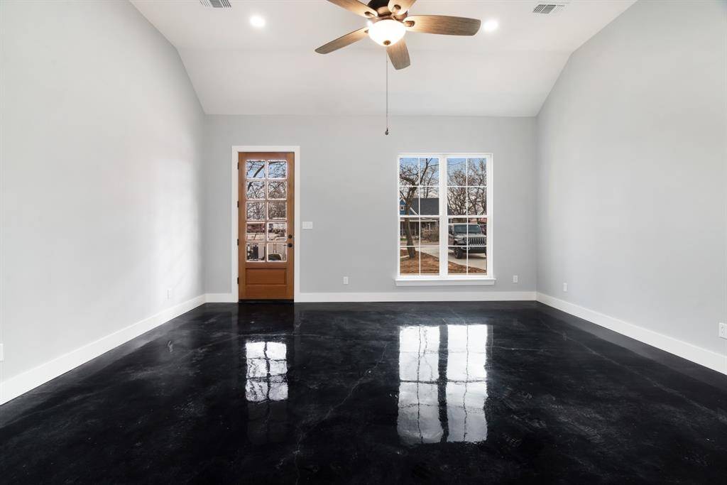 535 E Fairview St, Blossom, TX 75416