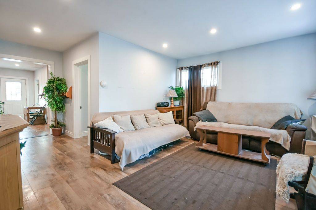 125 Queen ST W, Springwater, ON L0L 1P0