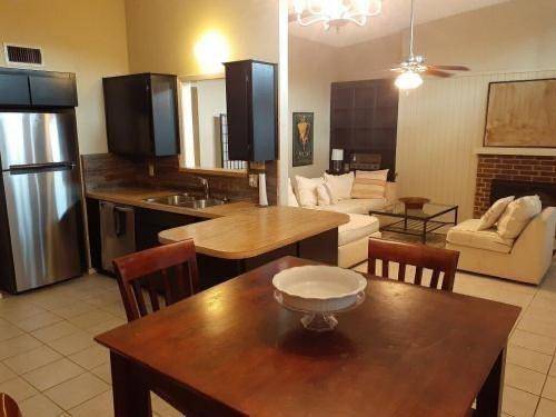 2714 McCart Avenue, Fort Worth, TX 76110