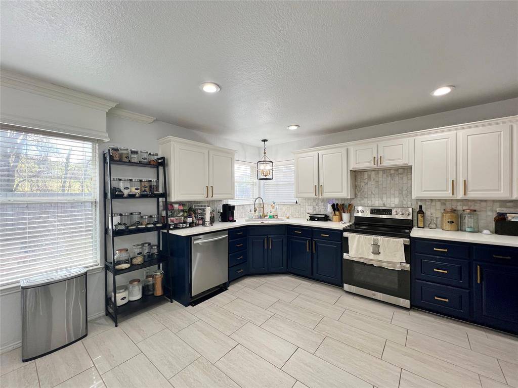 717 Ridgehill Drive, Burleson, TX 76028