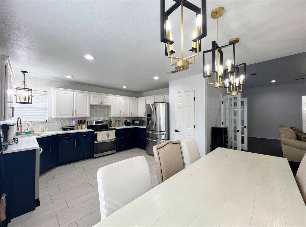 717 Ridgehill Drive, Burleson, TX 76028