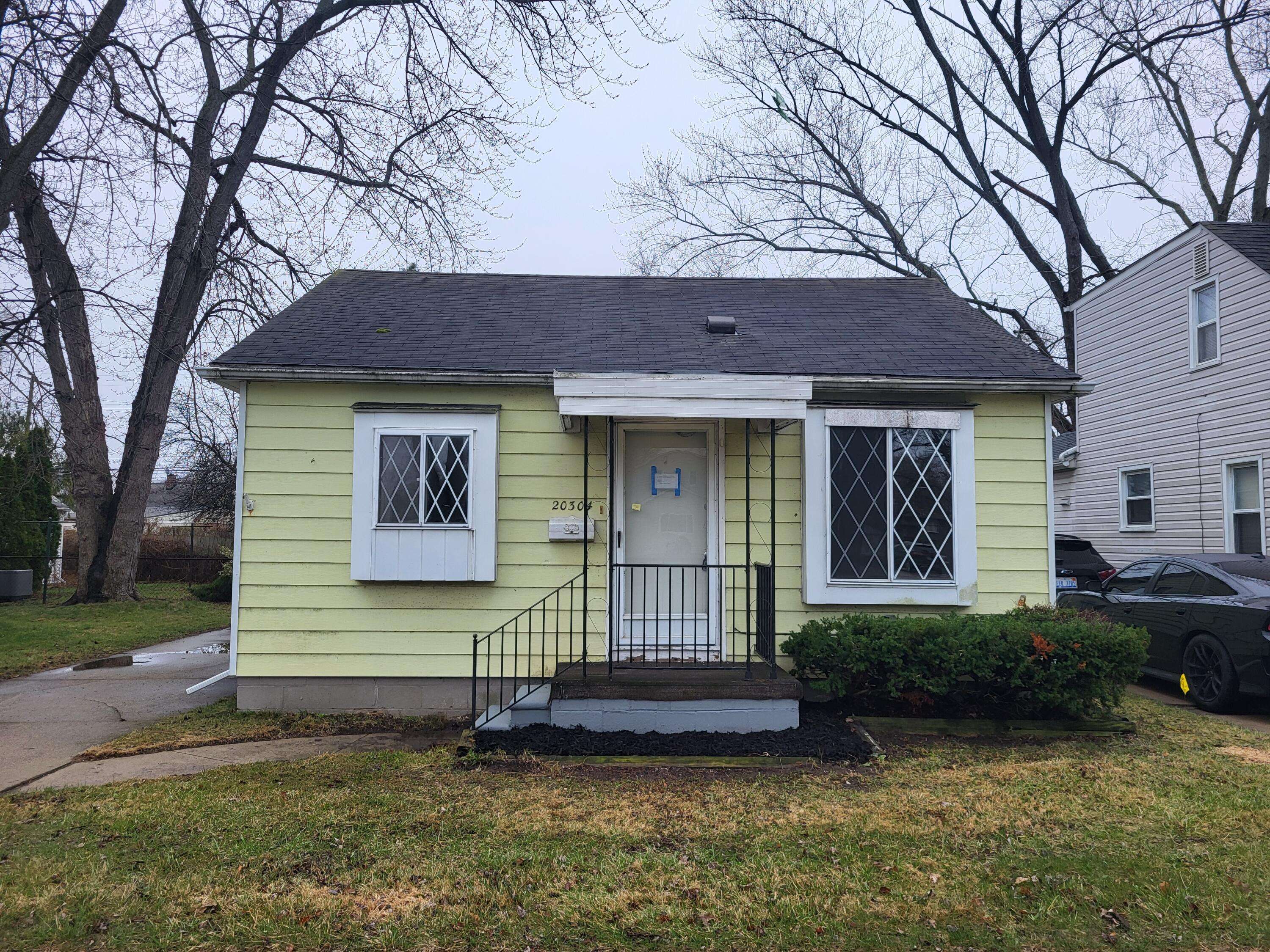 20304 E Eight Mile RD, Harper Woods City, MI 48225