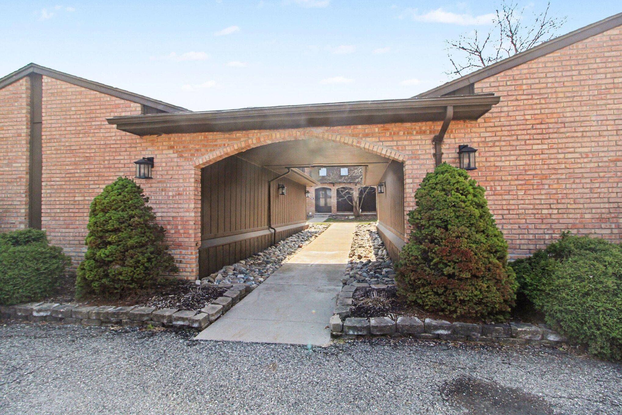 887 Greenhills DR, Ann Arbor, MI 48105