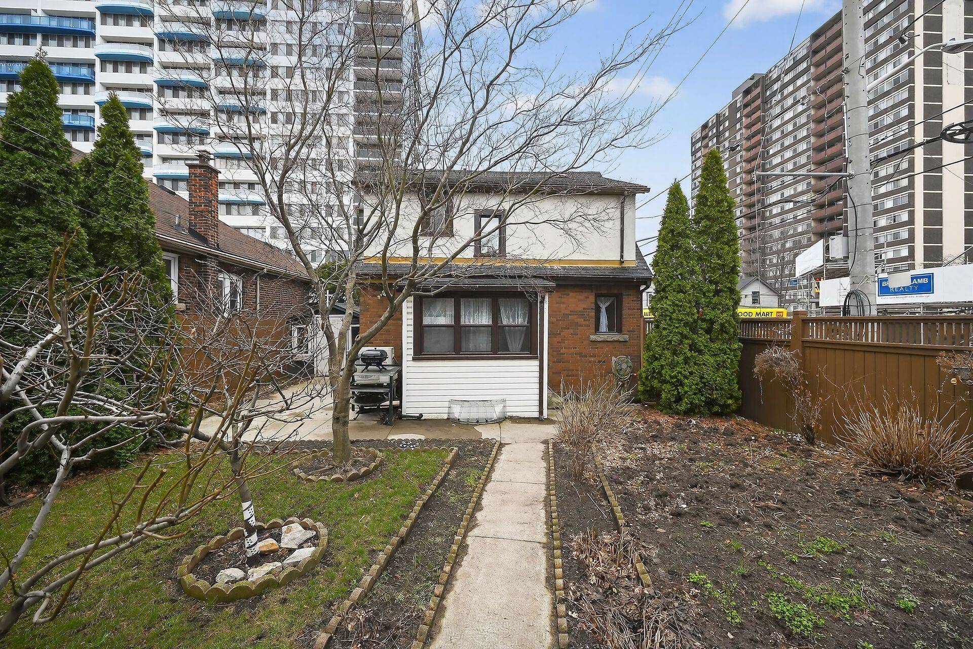 144 Hunter ST W, Hamilton, ON L8P 1R1