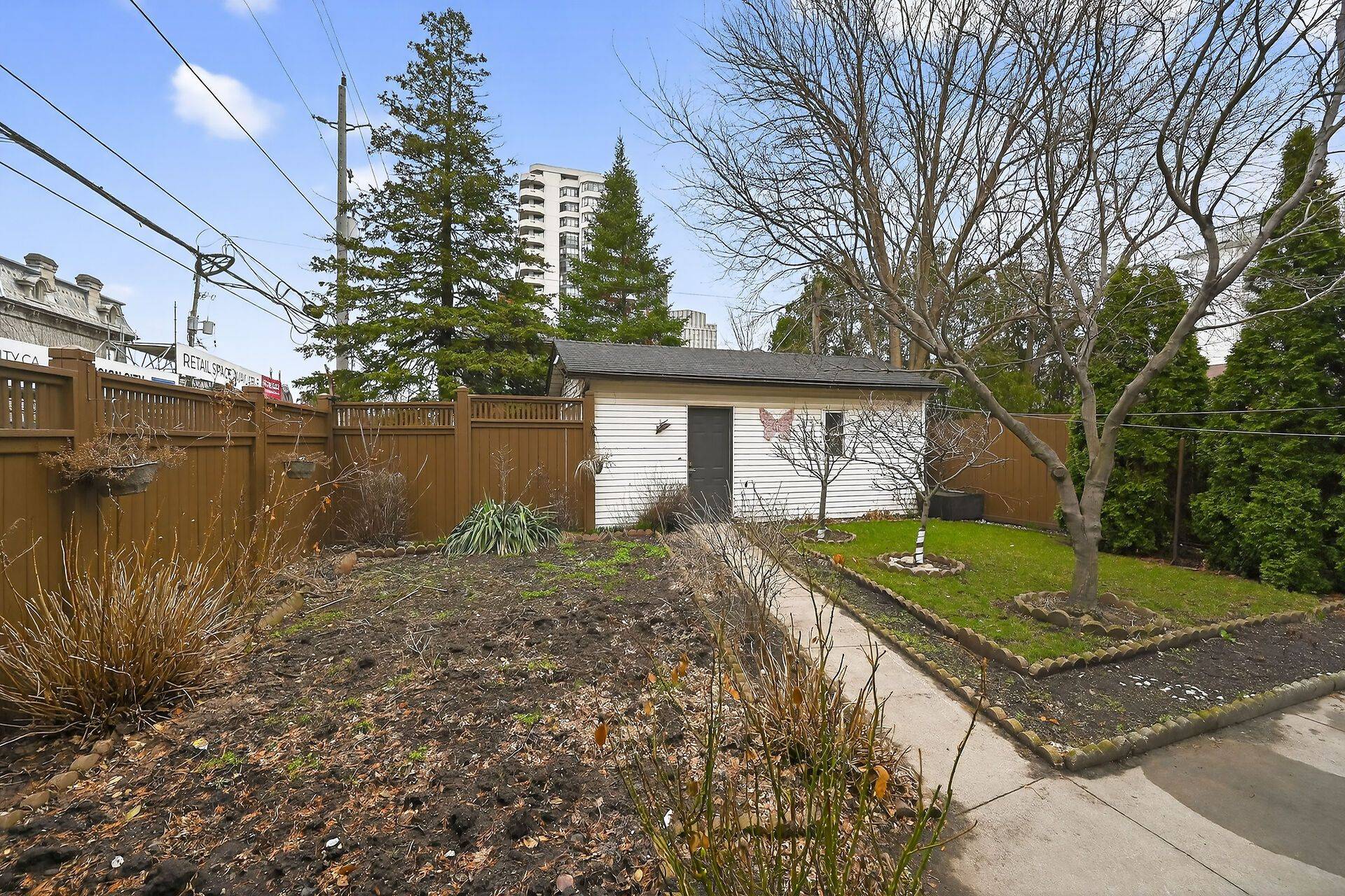 144 Hunter ST W, Hamilton, ON L8P 1R1