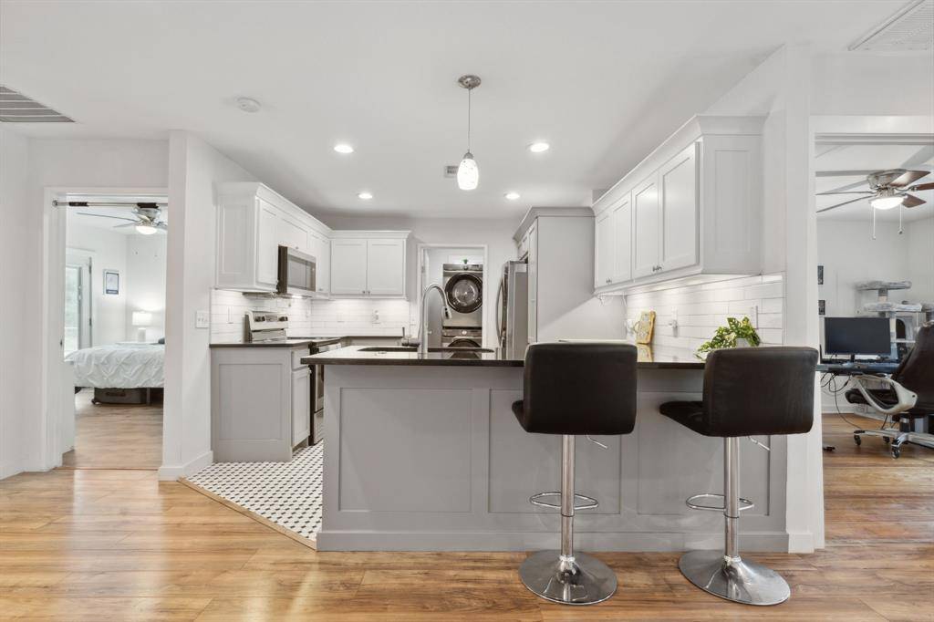 1142 W Clarendon Drive, Dallas, TX 75208