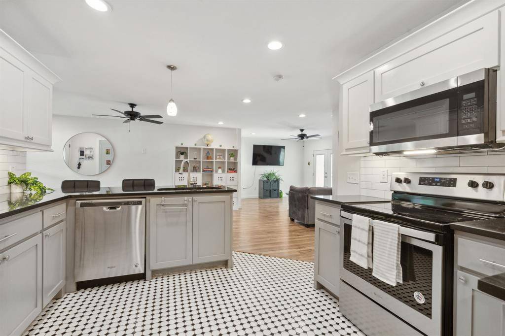 1142 W Clarendon Drive, Dallas, TX 75208