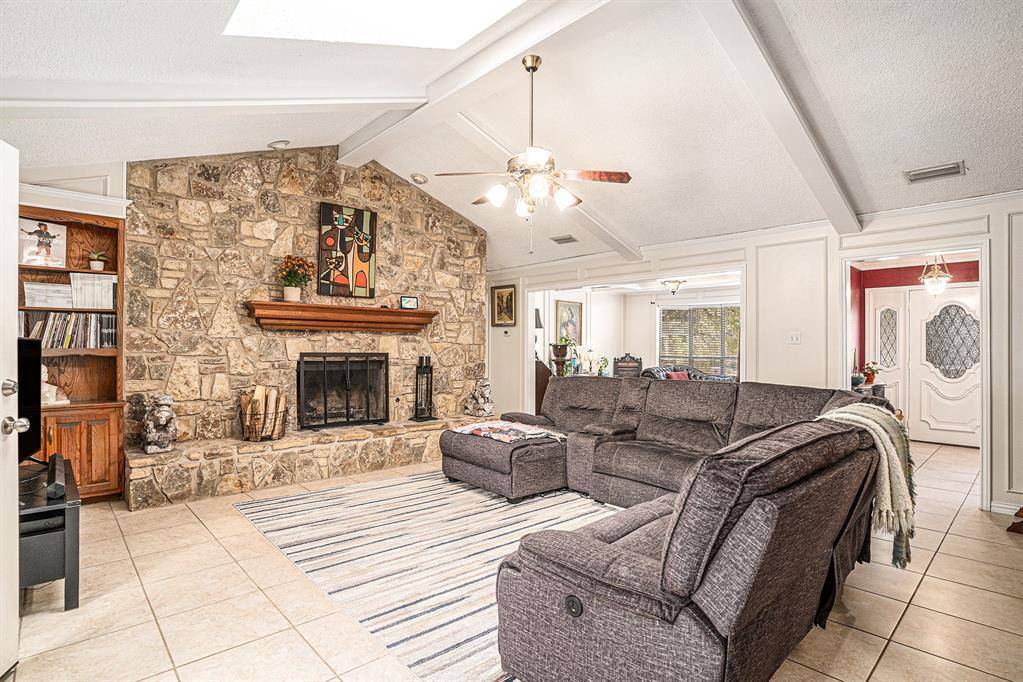 2715 Lincoln Drive, Arlington, TX 76006