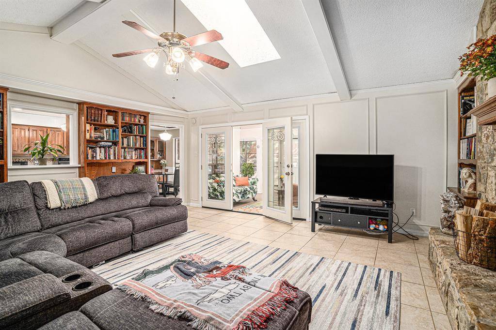 2715 Lincoln Drive, Arlington, TX 76006