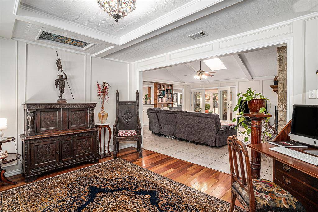 2715 Lincoln Drive, Arlington, TX 76006