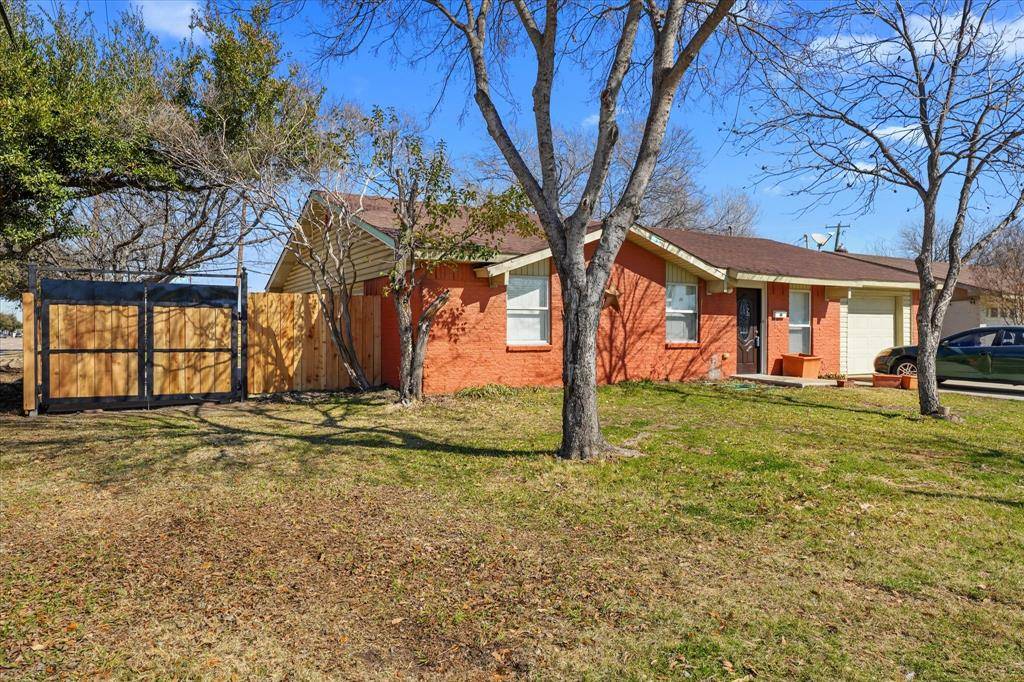 802 La Fiesta Drive, Grand Prairie, TX 75052