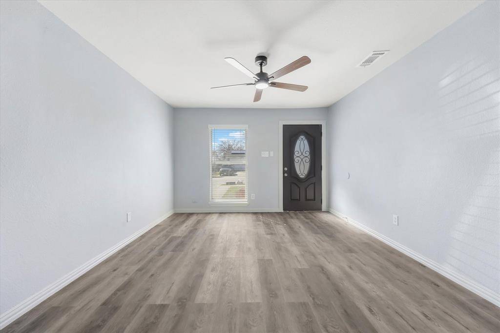 802 La Fiesta Drive, Grand Prairie, TX 75052