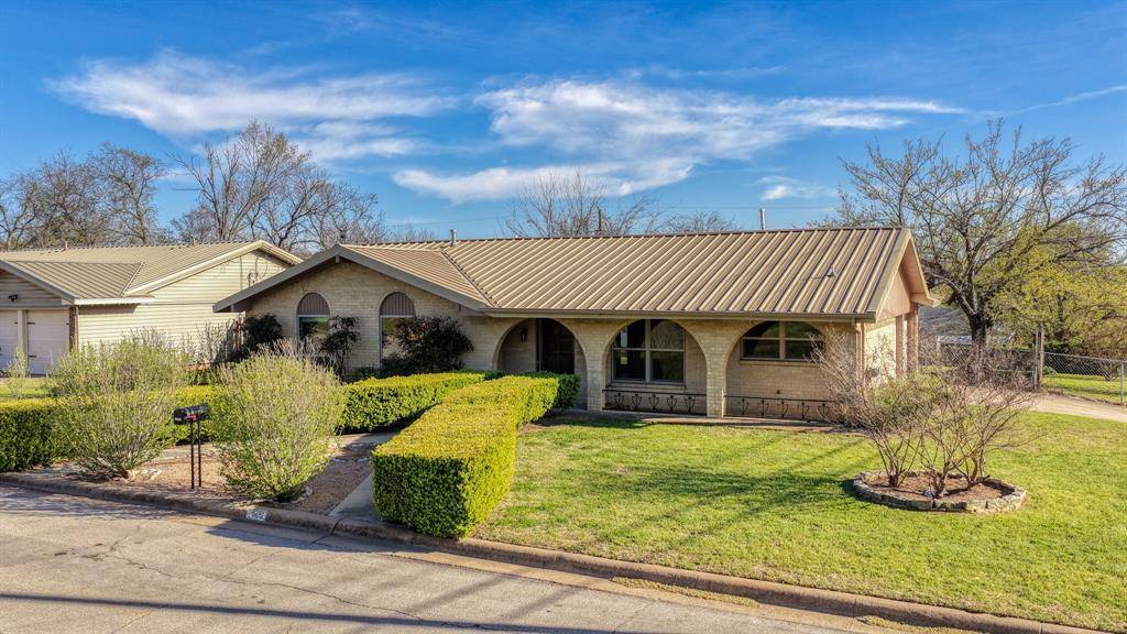 1111 Vivienne Street, Weatherford, TX 76086