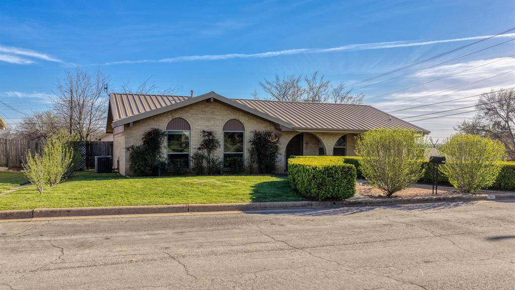 1111 Vivienne Street, Weatherford, TX 76086