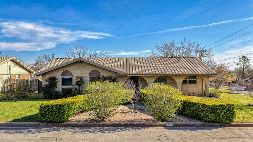 1111 Vivienne Street, Weatherford, TX 76086