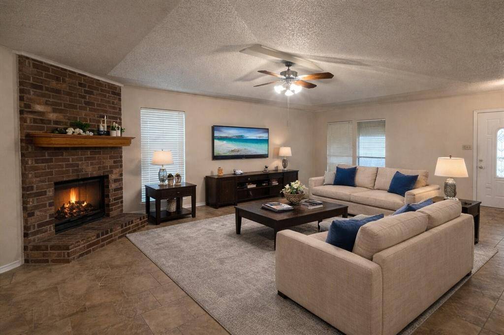 708 Crestview Drive, Kennedale, TX 76060