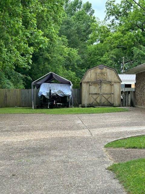 102 E Crockett Street, De Kalb, TX 75559